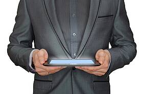 Mann hält Tablet-PC in beiden Händen