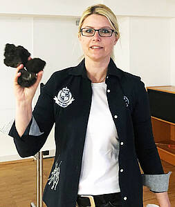 Anja Kolbe-Nelde zeigt Trüffel