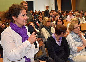 Schülerinnen und Schüler stellen Fragen. Foto: Senger