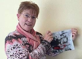 Barbara Hertel mit Stickerei