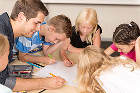 Pädagogische Mitarbeit an Grundschulen. Foto: Fotolia