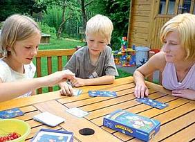 Tagesmutter mit zwei Kindern. Foto: Senger