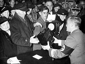 Verteilung in "Volksempfängern" in der NS-Zeit. Foto: Bundesarchiv