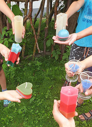 Kinder zeigen ihre Kerzen. Foto: Meyer