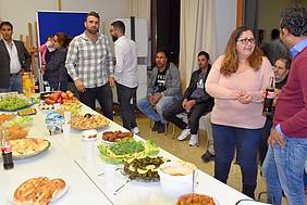 Begegnungen am internationalen Buffet. Foto: Senger