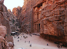 Petra Grabtempel Khazne mit Vorplatz. Foto: Dr. Mahnke.